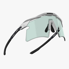 Aeroshade 2.0 Titanium Photochromic angle